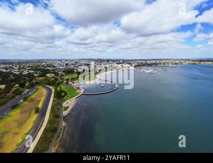 Von Port Phillip Bay aus blickt man aus der Vogelperspektive in Richtung Geelong CBD und Eastern Beach Children's Pool an einem warmen Sommermorgen in Geelong, Victoria, Australien, OCE Stockfoto