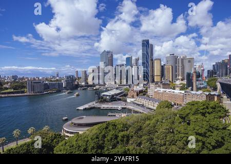 SYDNEY, AUSTRALIEN, 4. MÄRZ 2023: Sydney CBD und der umliegende Hafen, einschließlich Circular Quay und The Rocks an einem klaren Herbsttag in Sydney, Austra Stockfoto