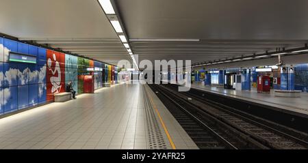 Brüssel Altstadt, Region Brüssel Hauptstadt, Belgien, 04 09 2020 Blaue Innenausstattung der U-Bahn-Station Heysel Heizel mit leeren Bahnsteigen während der Fahrt Stockfoto