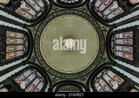 Schaerbeek, Brüssel/Belgien, 08 14 2018: Decke und verzierte Wände der königlichen Kirche St. Maria Stockfoto