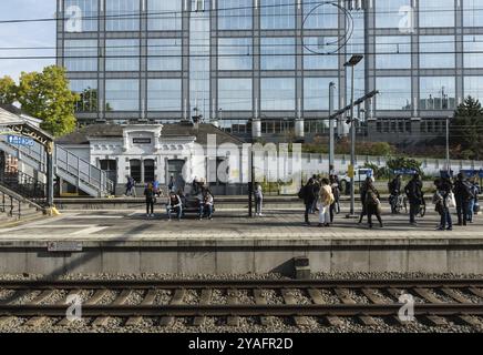 Etterbeek, Region Brüssel-Hauptstadt, Belgien, 10 15 2019 Studenten und Pendler warten auf dem regionalen Ausbildungsweg Etterbeek, Europa Stockfoto