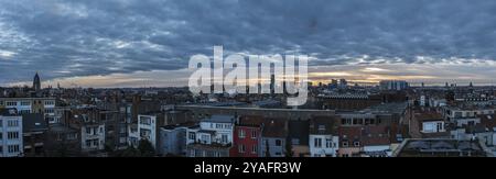 Jette, Region Brüssel-Hauptstadt, Belgien, 01 24 2020 Extra großer Panoramablick über die Skyline von Nord-, West- und Zentral-Brüssel bei Sonnenaufgang, EU Stockfoto