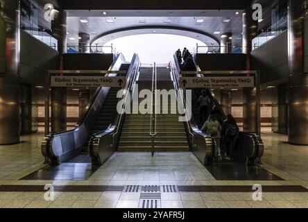 Altstadt von Athen, Attika, Griechenland, 12 28 2019 Eingangshalle, Tore und Treppen der U-Bahn-Station Kerameikos, Europa Stockfoto