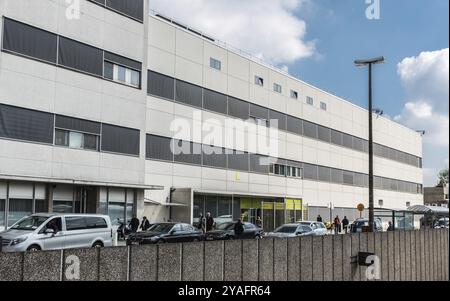 Jette, Brüssel, Belgien, 04 28 2019, Patienten und Besucher laufen rund um den Haupteingang des UZ Brüssel, dem Universitätskrankenhaus am Brus Stockfoto