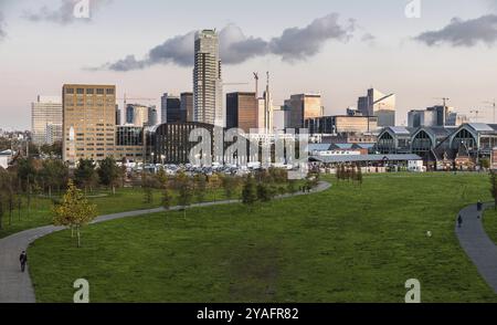 Molenbeek, Region Brüssel Hauptstadt, Belgien, 12 11 2019 Blick über die Skyline von Brüssel kurz vor Sonnenuntergang von der Brücke über die Tour und Taxi Stockfoto