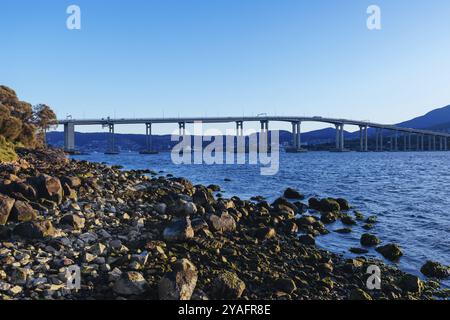 Die berühmte Tasman Bridge in der Abenddämmerung an einem klaren Frühlingsabend über den Derwent River im Zentrum von Hobart, Tasmanien, Australien. Schuss aus dem Clarence F Stockfoto