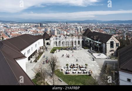 Ljubljana, Slowenien, 04 07 2018: Menschen, die am Innenhof der Burg Ljubljana in Europa spazieren gehen Stockfoto