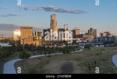 Molenbeek, Region Brüssel Hauptstadt, Belgien, 12 11 2019 Blick über die Skyline von Brüssel kurz vor Sonnenuntergang von der Brücke über die Tour und Taxi Stockfoto