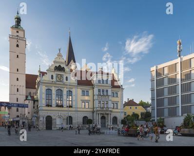 Ingolstadt, Bayern, 07 27 2018: Touristen und Einheimische sitzen auf dem Altstadtplatz und dem Rathaus, Europa Stockfoto