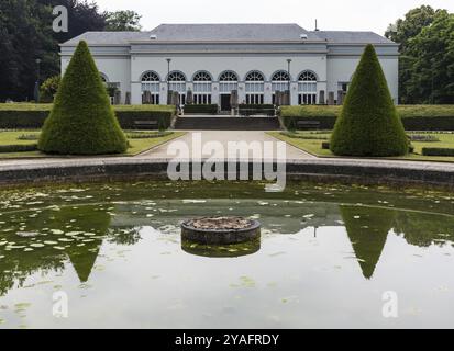 Vilvoorde, Flämisch-Brabant, Belgien, 08 28 2021 Park und Hauptgebäude des Restaurants Orangerie, Europa Stockfoto