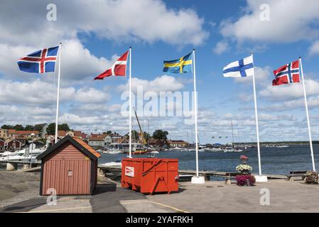 Oregrund, Uppland Schweden, 30 07 2019 Flaggen der skandinavischen Länder am Hafen Stockfoto