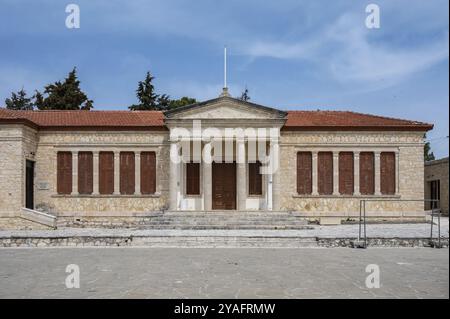 Lofou, Limassol District, Zypern, 24. März 2023, neoklassizistische Fassade der Grundschule des Dorfes, Europa Stockfoto