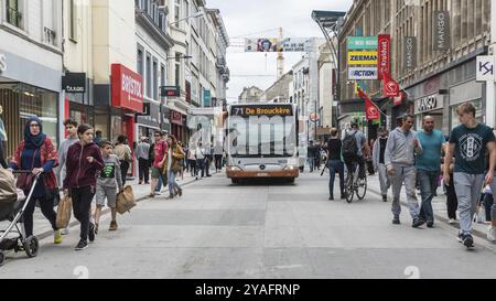 Ixelles, Region Brüssel-Hauptstadt, Belgien, 06 22 2020, Menschen zu Fuß und mit dem Fahrrad in der Einkaufsstraße, Europa Stockfoto