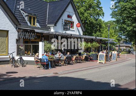 Norg, Drenthe, Niederlande, 07 20 2022, Restaurant mit Sonnenterrasse entlang der Straße, Europa Stockfoto