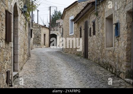 Lofou, Limassol District, Zypern, 24. März 2023, traditionelle schmale Gasse im Dorf, Europa Stockfoto