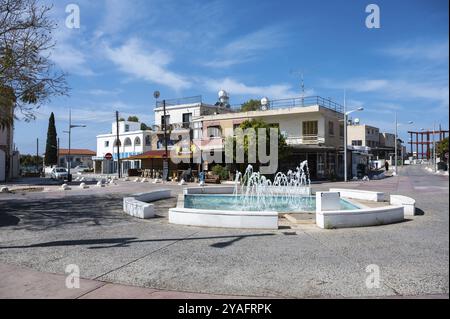 Paphos, Paphos District, Zypern, 23. März 2023, Brunnen im Handelszentrum des Hafens, Europa Stockfoto