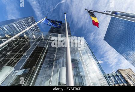 Brüssel, Belgien, 03 10 2019: Der heutige Turm der Nordgalaxie mit den Regierungsbüros und einer belgischen und europäischen Flagge im Geschäft Stockfoto