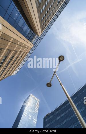 Belgien, 03 21 2018: Abstrakte Zusammensetzung einiger Hochhäuser, Büros und Hotels rund um die Brüsseler Südbahn (Europa) Stockfoto