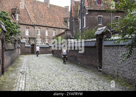 Gent, Flandern Belgien, 09 02 2019 Älteres Ehepaar, das Fahrrad fährt, in der Nähe von St. Elisabeth und St. Amandsberg Stockfoto