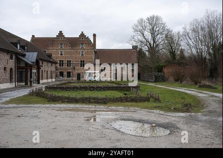 Grimbergen, Flämische Brabant Region, Belgien, 19. Februar 2023, der rustikale Charleroy Bauernhof und grüne Gärten, Europa Stockfoto