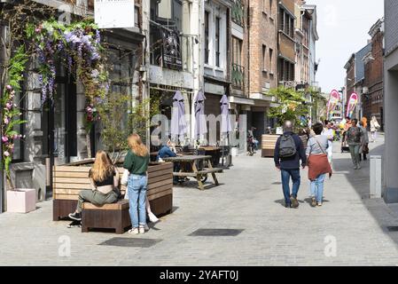 Diest, Limburg, Belgien, 11 04 2022, Mädchen im Teenageralter und Paare, die durch die Handelsstraße der Altstadt laufen Stockfoto