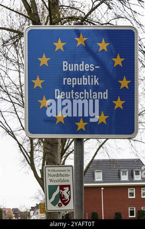 Tuddern, Nordrhein-Westfalen, Deutschland, 04 08 2022, Zeichen des Landes Deutschland auf blauem Stern EU-Hintergrund an der Grenze, Europa Stockfoto