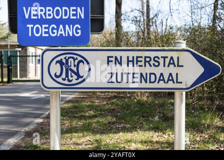 Zutendaal, Limburg, Belgien, 04 12 2022, Warnzeichen und Zugangsbeschränkungen zum FN Herstal Waffenfabrik-Prüfgelände, Europa Stockfoto