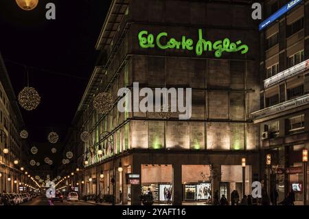 Palma de Mallorca, Spanien, 12 29 2017: Einkaufsstraße und Menschen in der Nacht, Europa Stockfoto