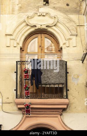 Valletta, Malta, 01 06 2022: Detail eines Bogenfensters und eines kleinen Balkons, Europa Stockfoto