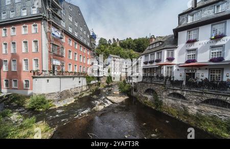 Altstadt von Monschau, Nordrhein-Westfalen, Deutschland, 08 27 2019 Blick auf traditionelle alte Häuser im Halbzeitstil mit dem roten Haus und den Ufern Stockfoto