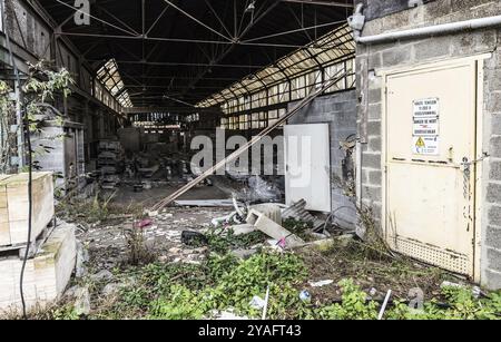 Laeken, Brüssel-Hauptstadtregion, Belgien, 01 02 2018: Verlassene Zerstörungsstätte mit Schmutz und abgenutzten Materialien, Europa Stockfoto