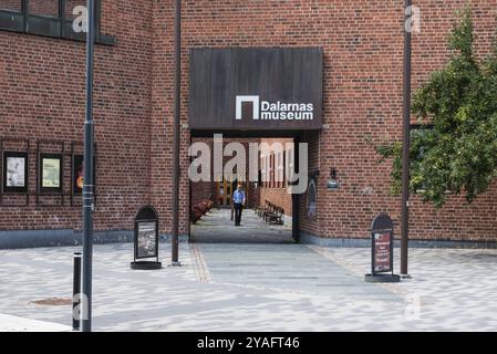 Falun, Dalarna, Schweden, 08 05 2019: Besucher gehen aus dem Dalarnas Museum, Europa Stockfoto