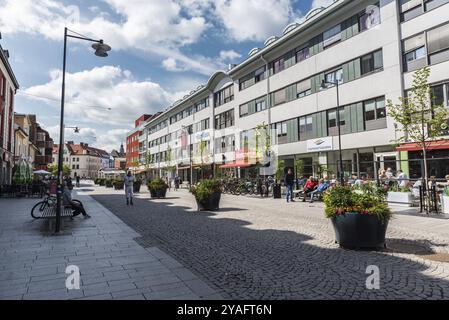 Falun, Dalarna - Schweden, 08 05 2019: Menschen ruhen sich aus und gehen in der Einkaufsstraße Stockfoto