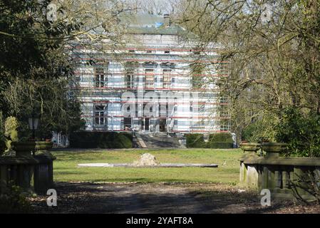 Meise, Flämische Brabant Region, Belgien, 03 06 2022: Fassade und Garten des verlassenen Schlosses von Imde, Europa Stockfoto