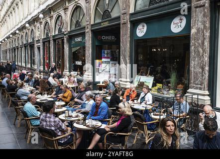 Altstadt von Brussel, Belgien, 06 19 2022, Touristen und Einheimische sitzen auf einer Terrasse in der St. Hubertus Galerie, Europa Stockfoto