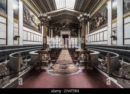 Altstadt von Athen, Attika, Griechenland, 12 28 2019 Inneres der Griechischen Nationalakademie im neoklassizistischen Stil mit Ornamenten, Europa Stockfoto