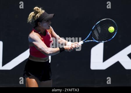 MELBOURNE, AUSTRALIEN, 12. JANUAR: Renata Zarazua aus Mexiko in ihrem Qualifikationsspiel gegen Destanee Aiava aus Australien vor dem Australian OP 2024 Stockfoto