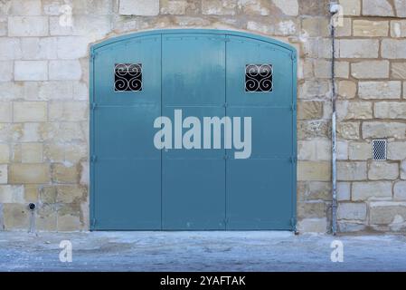 Valletta, Malta, 01 07 2022: Blaue hölzerne Scheunentür am Wasser, Europa Stockfoto