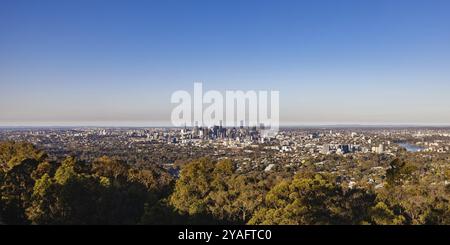 BRISBANE, AUSTRALIEN, 30. JULI 2023: Skyline von Brisbane vom Mount Coot-Tha Aussichtspunkt und Aussichtsplattform in der Abenddämmerung in Brisbane, Queensland, Australien, Ocea Stockfoto