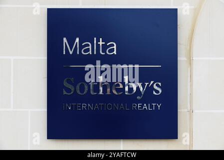 Saint Julian, Malta, 01 07 2022: Zeichen des Malta Sotheby's International Real Office, Europa Stockfoto