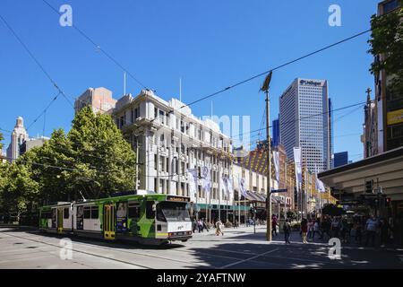 MELBOURNE, AUSTRALIEN, 31. OKTOBER 2021: Straßenbahnen entlang der Swanston St in der Nähe der Bourke St in Melbourne, Victoria, Australien, Ozeanien Stockfoto