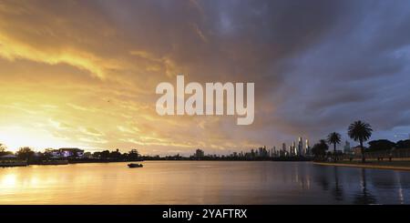 Der berühmte Albert Park See bei Sonnenuntergang in Melbourne, Victoria, Australien, Ozeanien Stockfoto