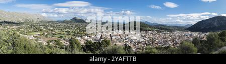 Pollenca, Spanien, 12 28 2017: Extra großer Panoramablick über das Dorf und die Berge, Europa Stockfoto