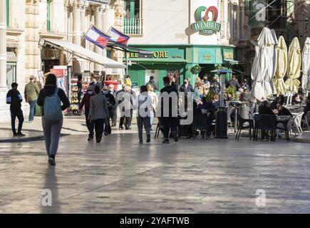 Valletta, Malta, 01 07 2022: Platz der Freiheit mit Restaurants und Touristen, die vorbeilaufen, Europa Stockfoto