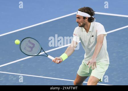 MELBOURNE, AUSTRALIEN, 11. JANUAR: Stefanos Tsitsipas aus Griechenland spielt gegen Novak Djokovic aus Serbien während eines Benefizspiels vor der Austral 2024 Stockfoto