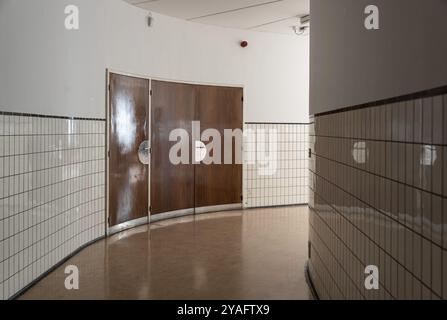 Region Brüssel-Hauptstadt, Belgien, 03 19 2022, reflektierende Fliesen auf einer weißen insel des Museums für Naturwissenschaften, Europa Stockfoto