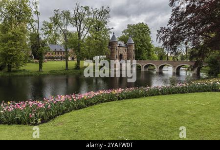 Groot-Bijgaarden, Belgien, 04 30 2018: Panoramablick über die blühenden Blumen, den Teich und das Schloss während der jährlichen Ausstellung in Europa Stockfoto