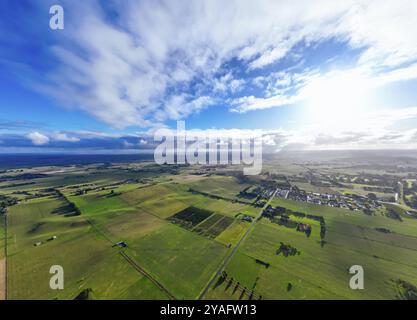 Landschaft von ob Flat rund um die ländliche Stadt Mt Gambier und seinen berühmten Blue Lake Krater an einem sonnigen Herbsttag in South Australia, Australien, Oceani Stockfoto