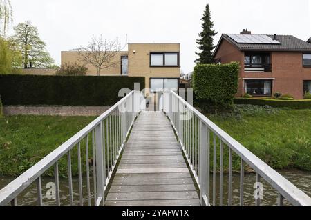 Sittard, Limburg, Niederlande, 04 08 2022, Fußgängerbrücke über einen Bach, Europa Stockfoto