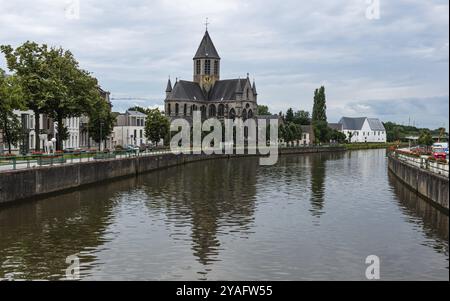 Oudenaarde, Region Ostflandern, Belgien, 07 11 2021 die spiegelnde Kirche und andere Wahrzeichen der Altstadt und der Schelde, Europa Stockfoto